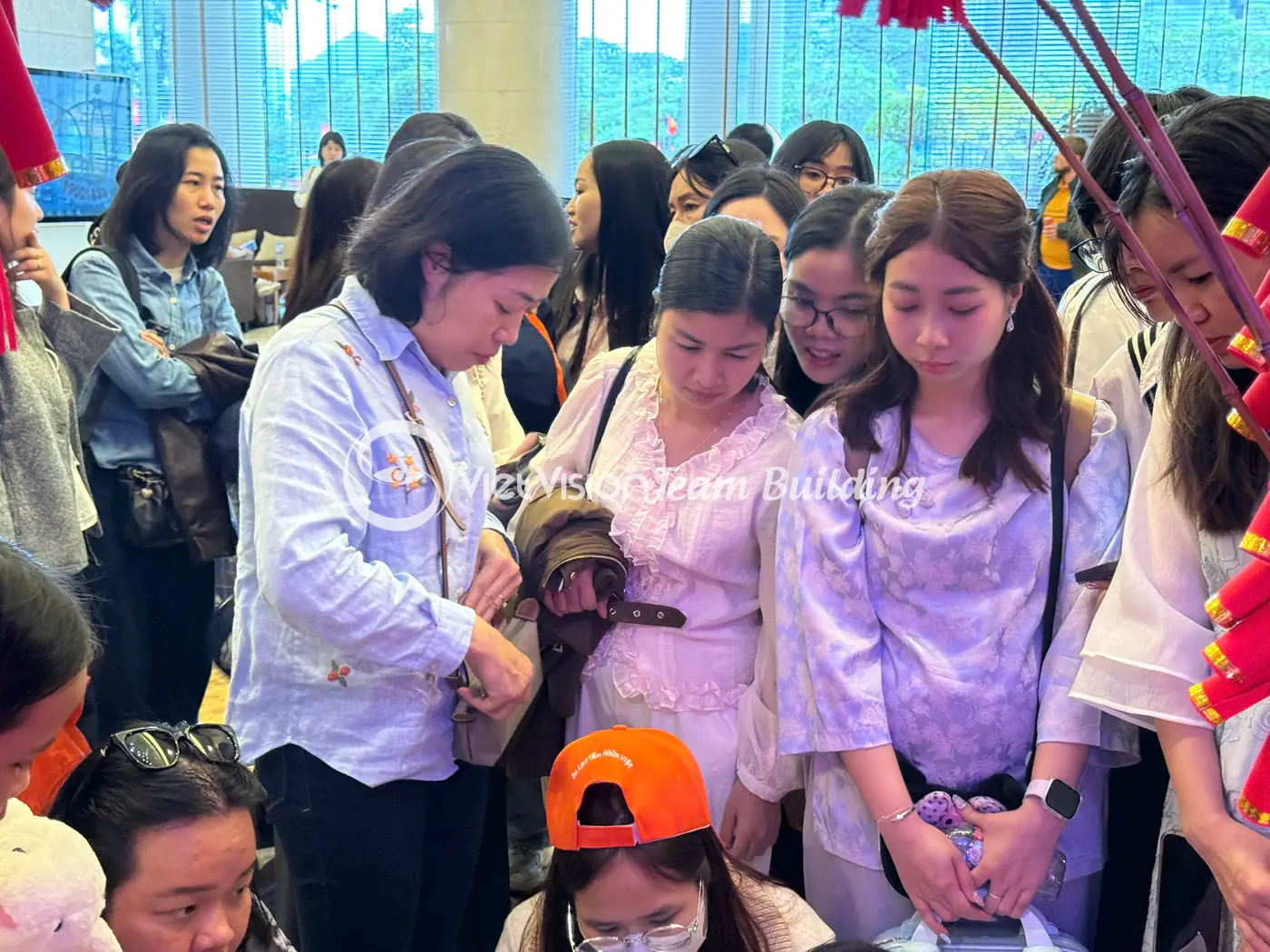Hoạt động tương tác nhóm trong chương trình team building giúp phòng ban mới sáp nhập hiểu nhau hơn