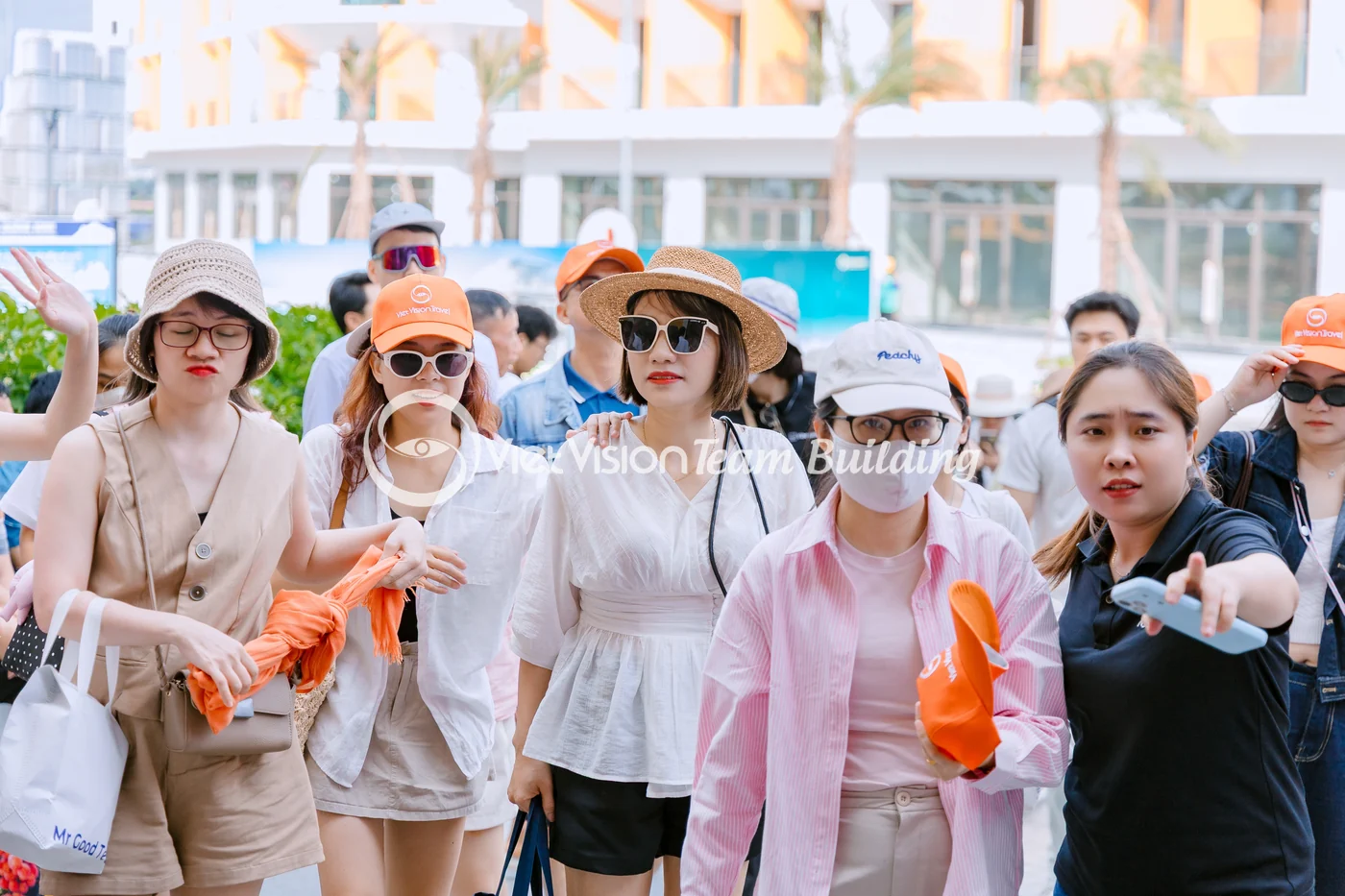 Nhóm nhân sự tập trung tại Hạ Long trước khi chia đội trong chương trình team building