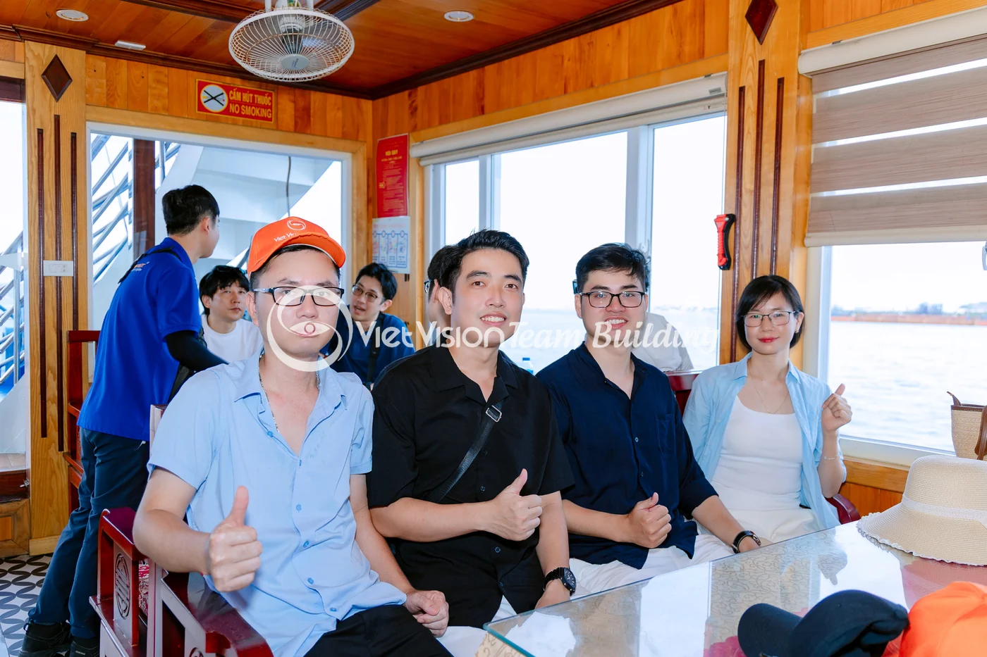 Nhóm nhỏ trao đổi trên tàu trong hành trình team building Hạ Long