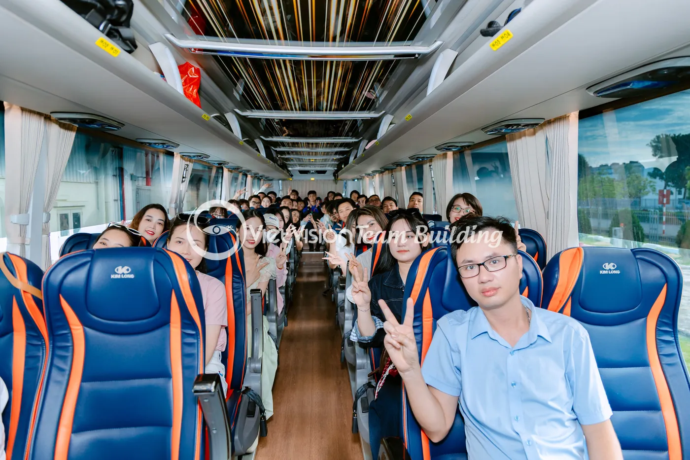 Nhân sự nhiều nhóm đi chung xe tới Hạ Long trước chương trình team building