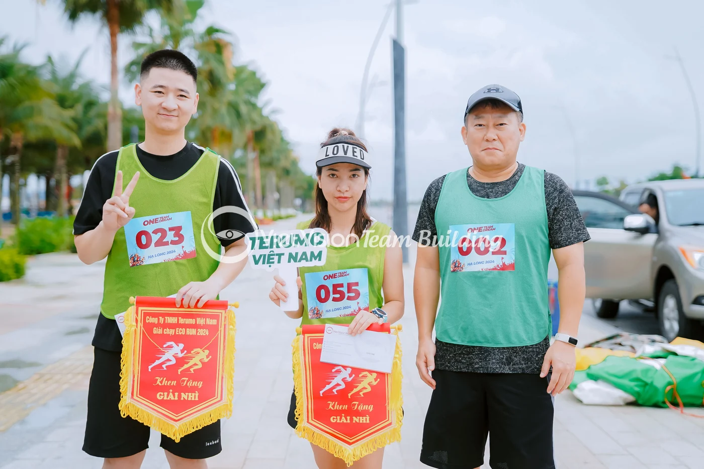 Đội chơi nhận cờ sau khi hoàn thành thử thách team building Hạ Long trong một block ngắn