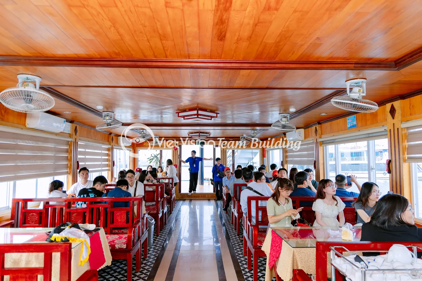 Đoàn doanh nghiệp ăn trưa trên tàu trong hành trình Hạ Long cần cân nhắc thời lượng nếu đi trong ngày