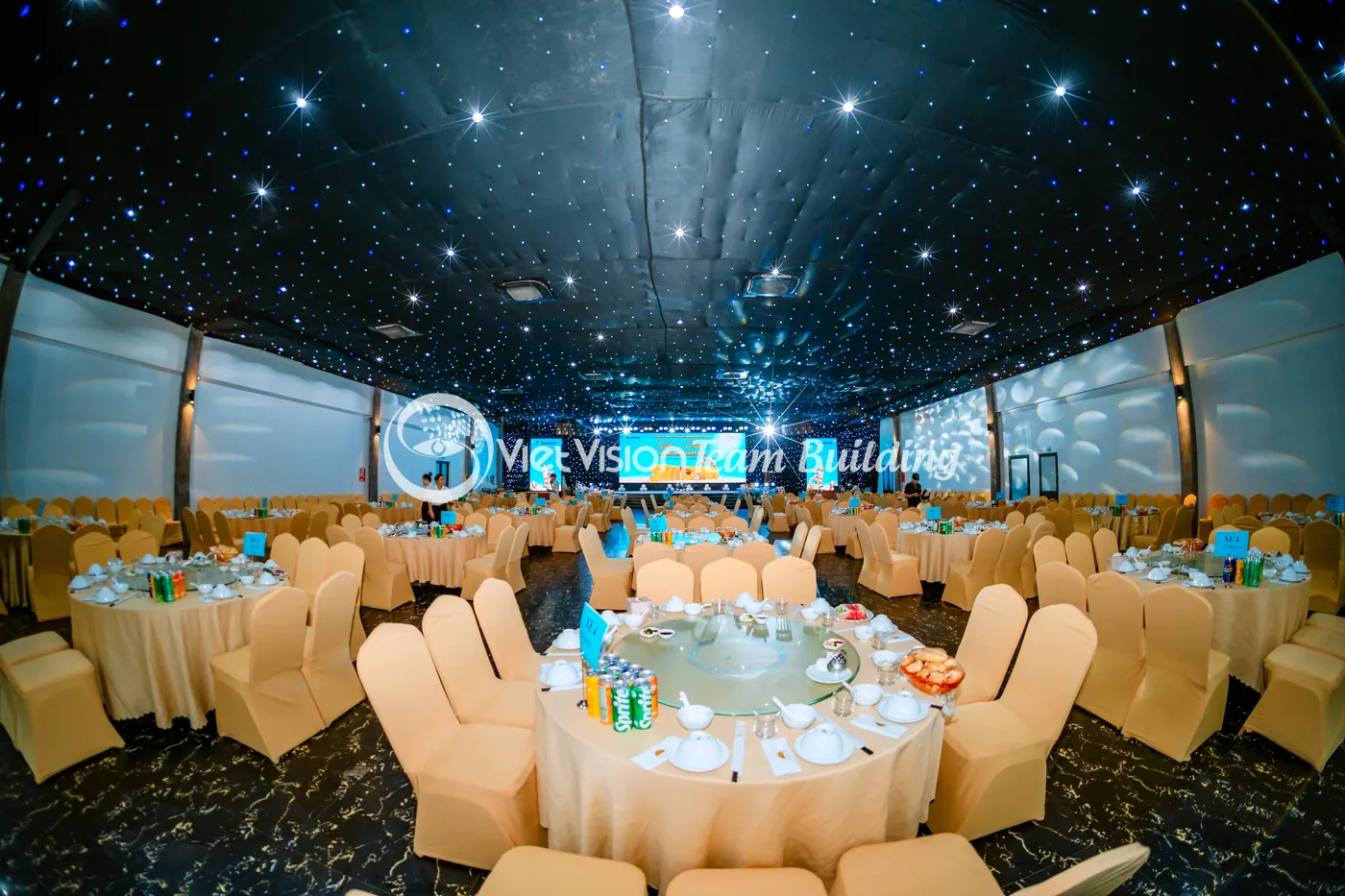 Không gian gala dinner tại Hạ Long trước giờ đón khách trong chương trình team building doanh nghiệp