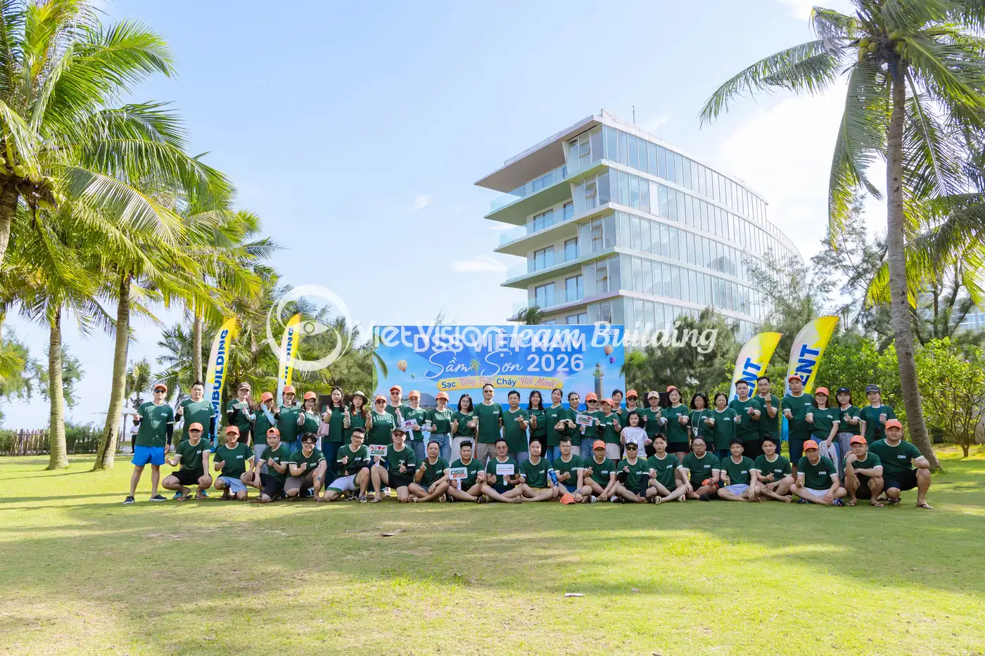 Đoàn công ty chụp ảnh tập thể tại khu resort ven biển
