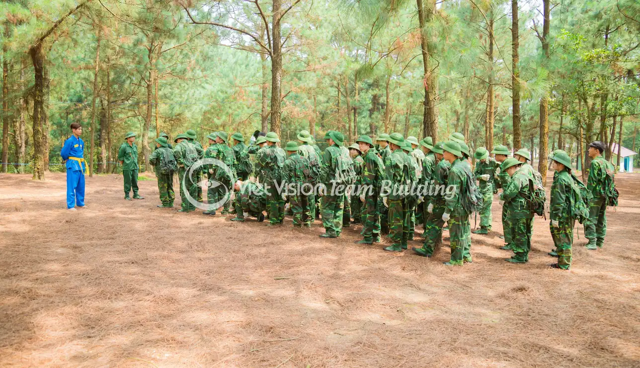 Nhận lệnh trước khi vào trạm team building quân đội