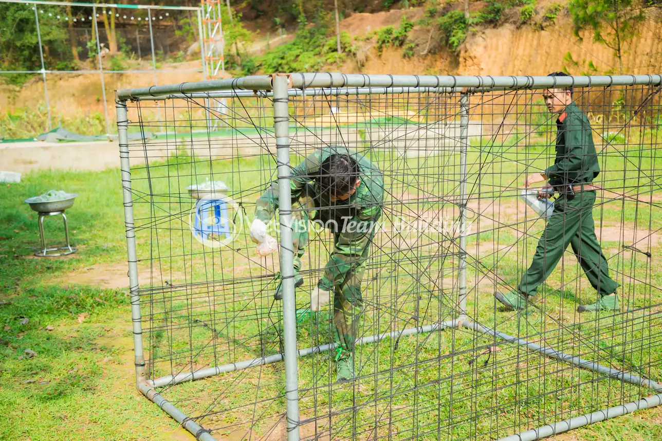 Vượt lồng chướng ngại trong team building quân đội