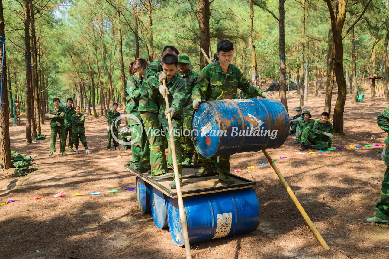 Phối hợp trên đạo cụ thùng trong team building quân đội