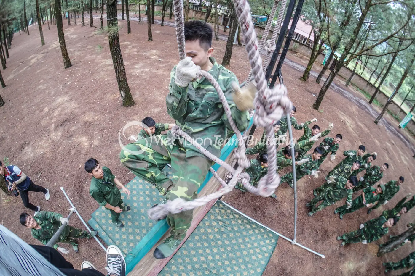 Tháp dây phối hợp trong team building quân đội