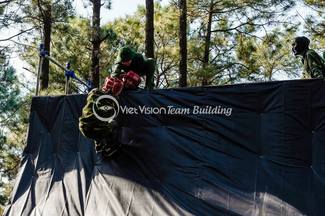 Vượt tường cao trong team building quân đội