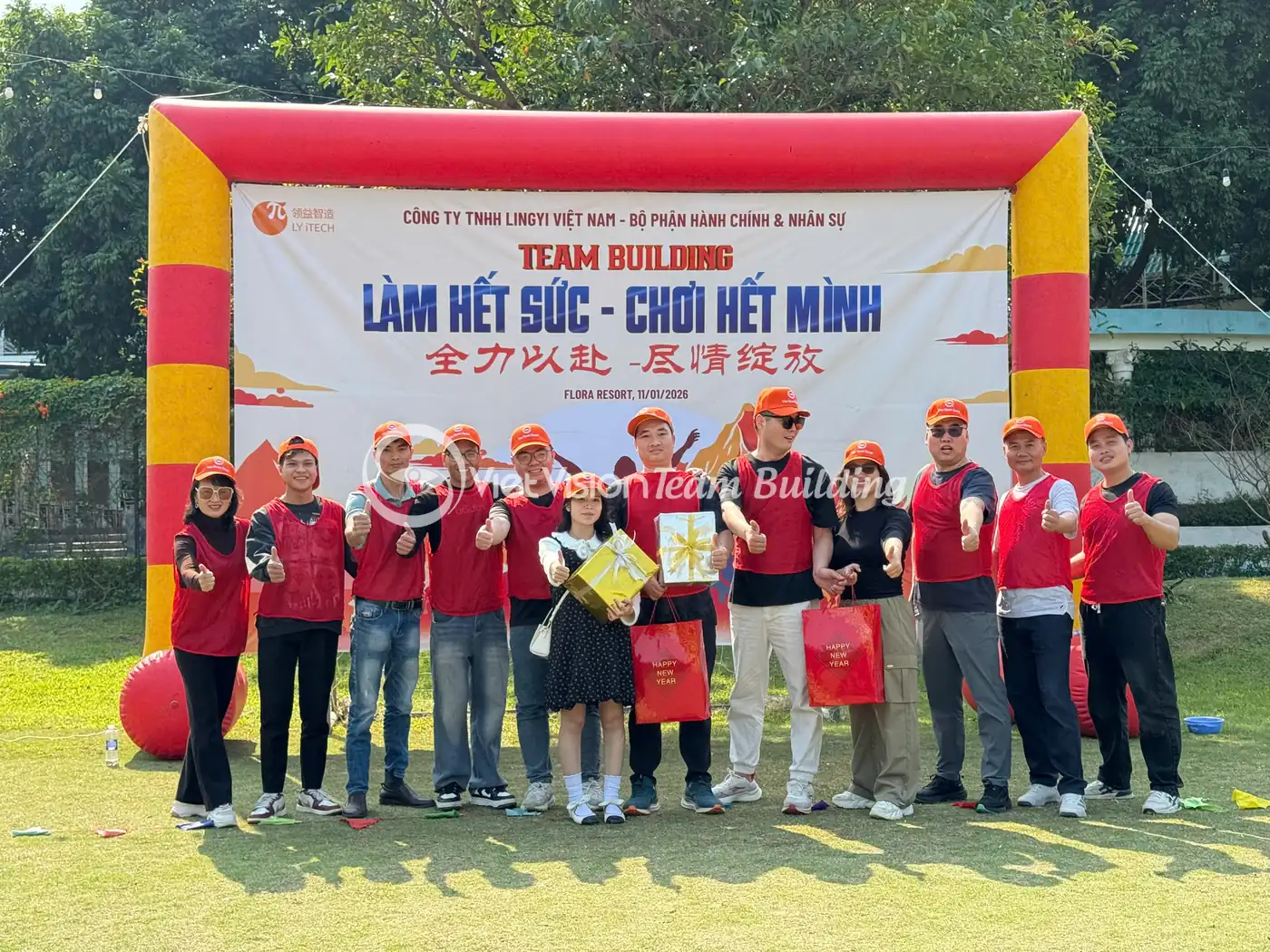 Đội thắng nhận quà trước backdrop trong chương trình team building công ty
