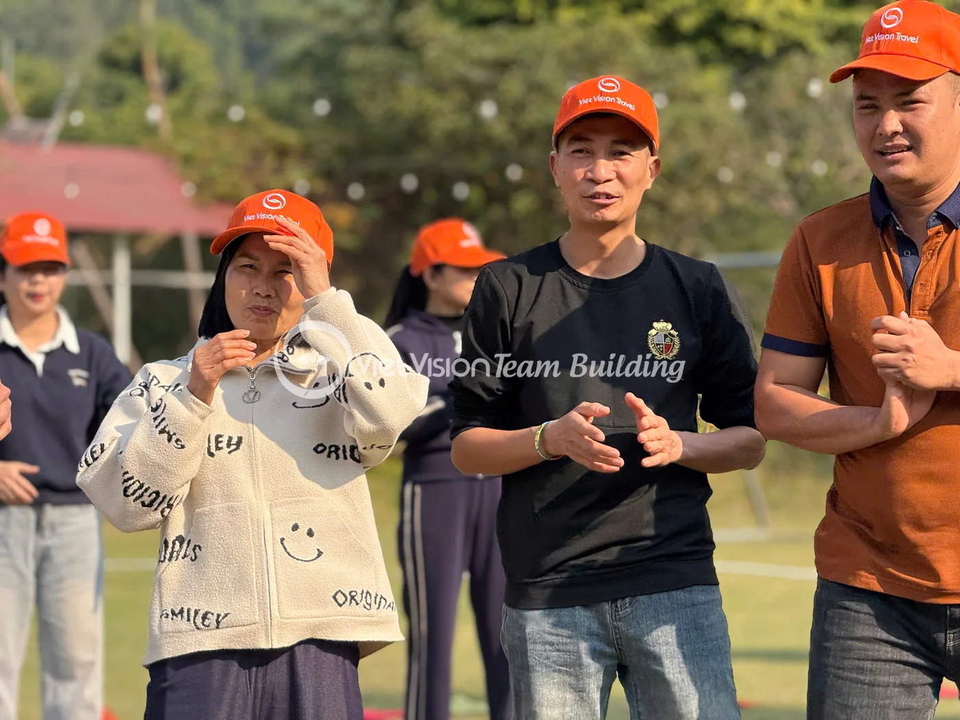 Người điều phối hướng dẫn đội chơi trong chương trình team building ngoài trời