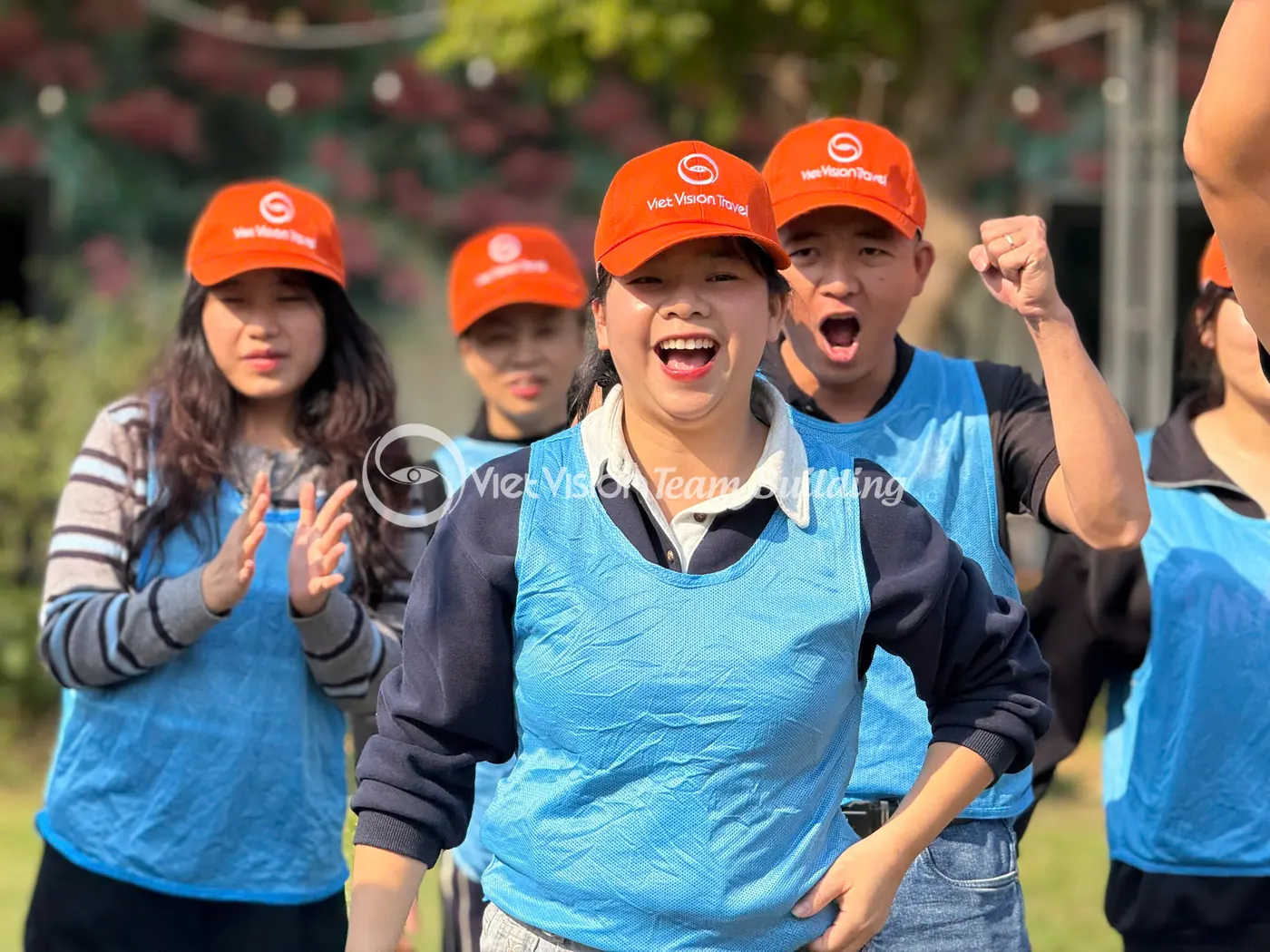 Đội chơi cổ vũ nhau trong hoạt động team building công ty