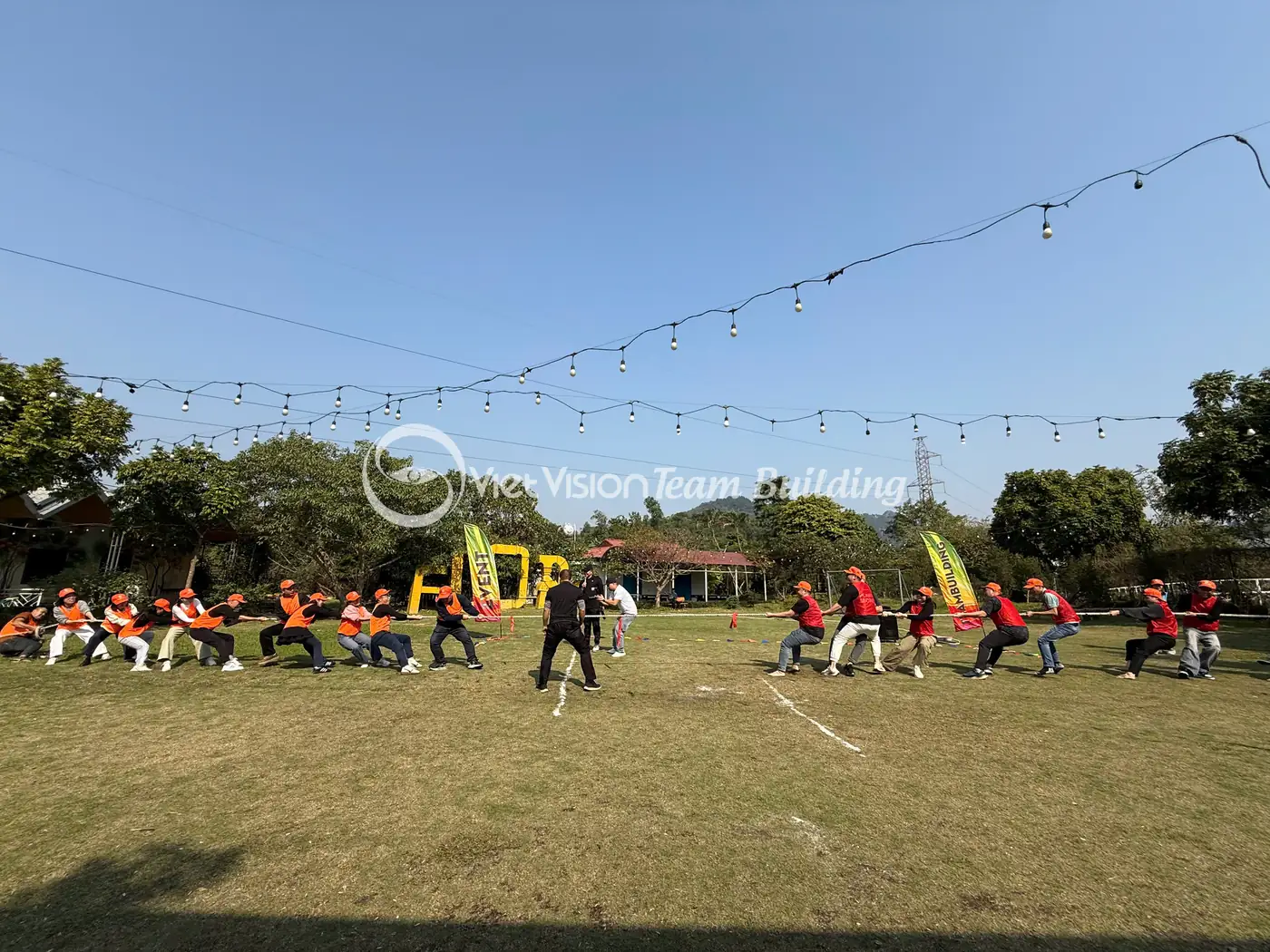 Nhiều đội tham gia thử thách team building trên sân cỏ rộng