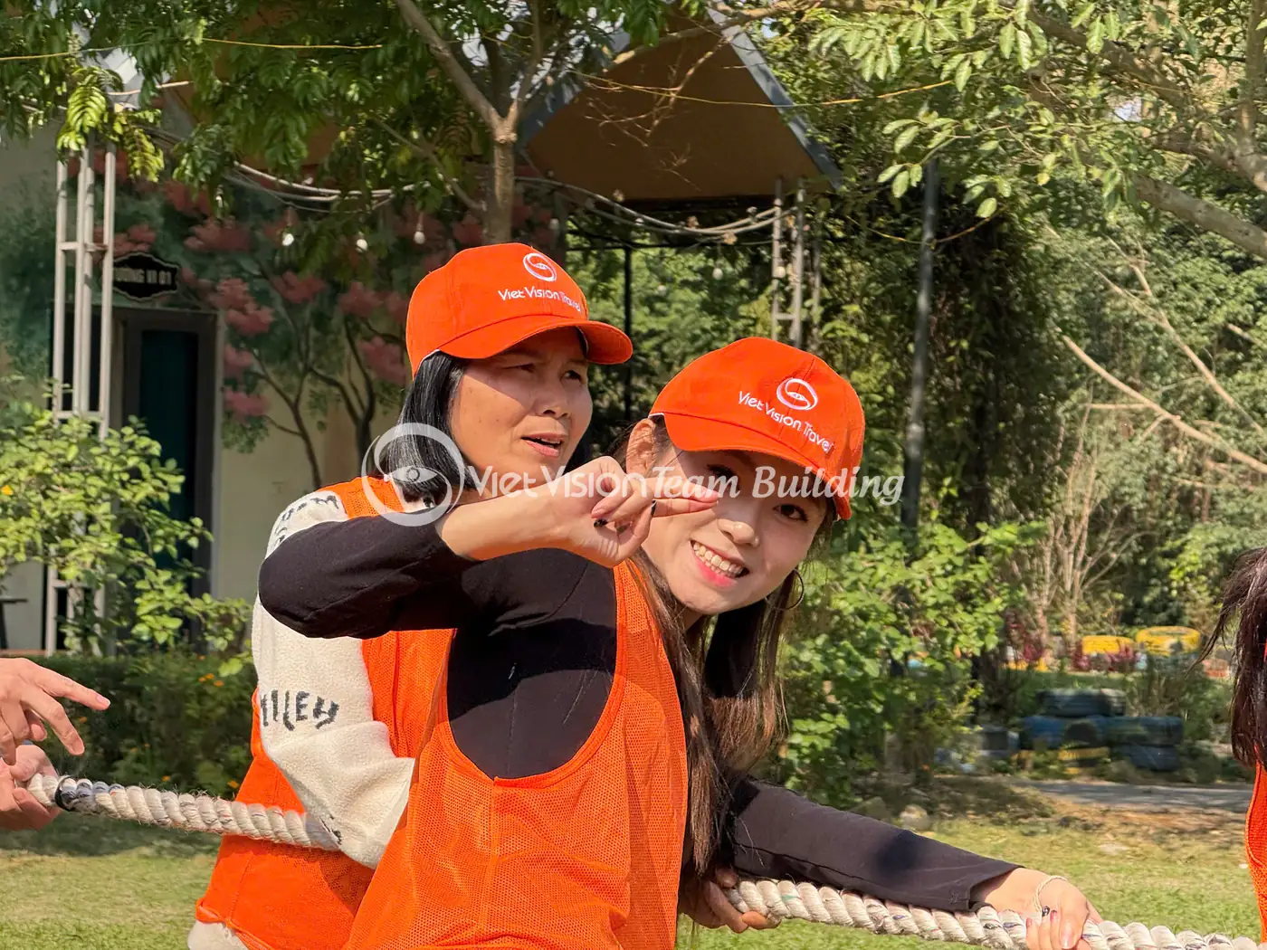Người chơi được hỗ trợ trong một thử thách team building có kiểm soát