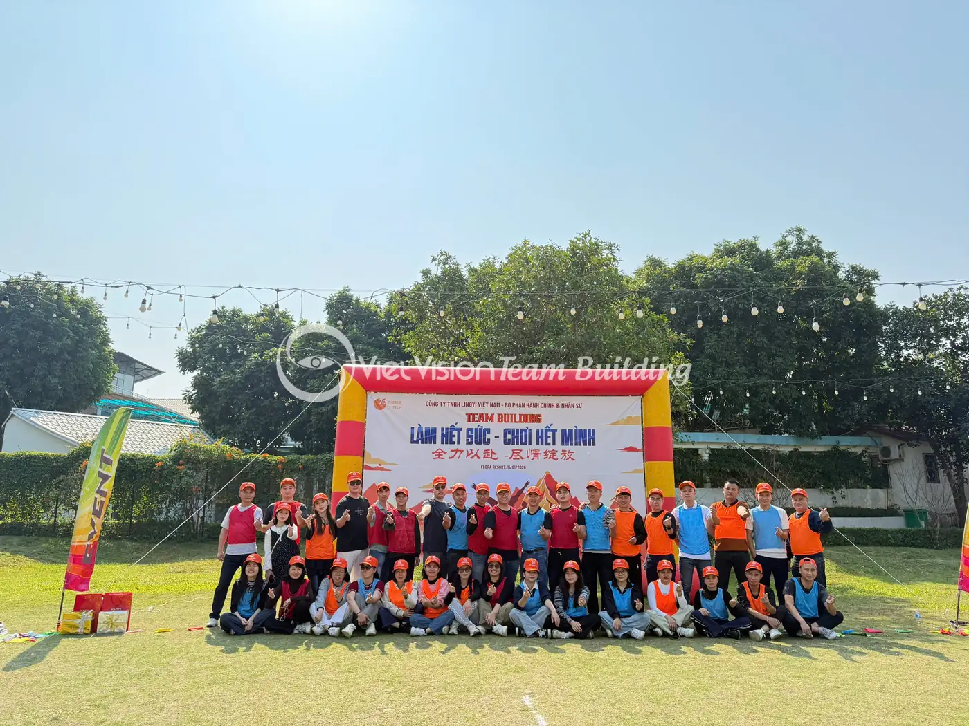 Đoàn công ty chụp ảnh tập thể tại sân team building ngoài trời