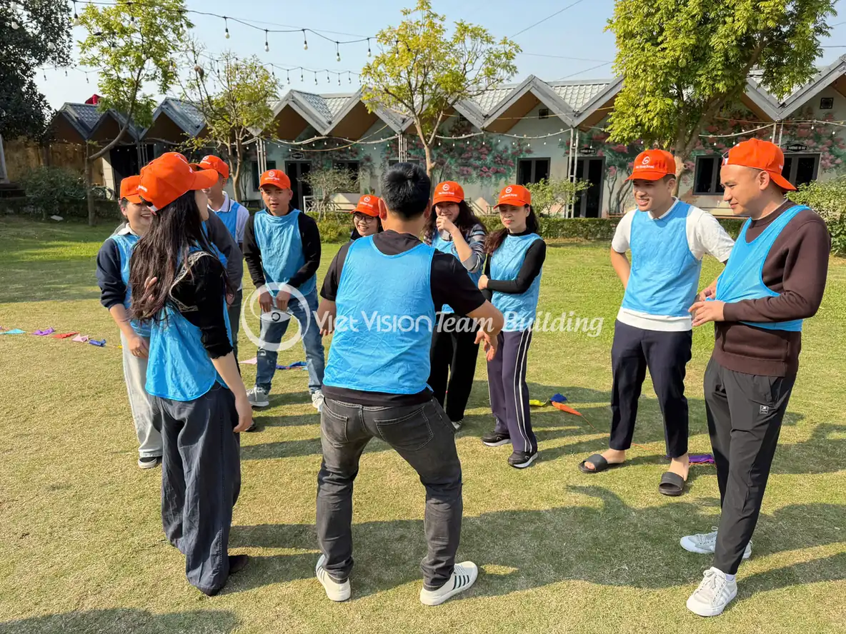 Đội chơi áo xanh trao đổi chiến thuật trong chương trình team building