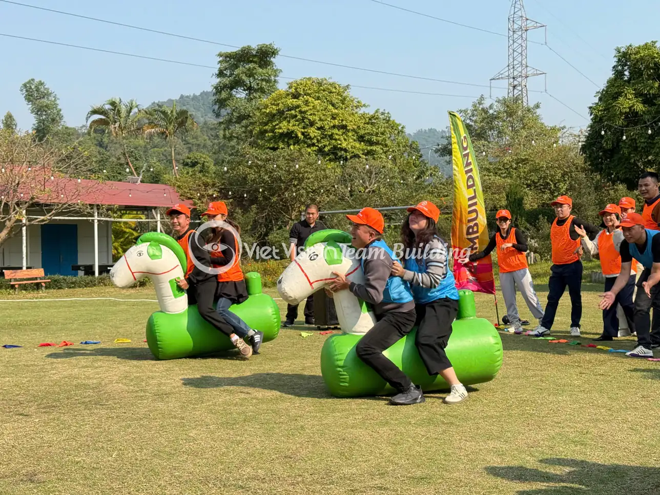 Hai đội chơi cưỡi ngựa hơi trong một thử thách team building ngoài trời