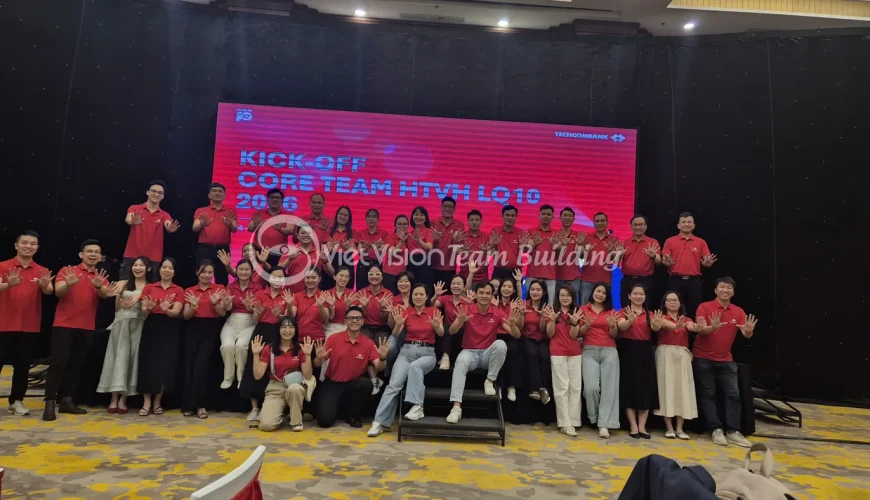 Tập thể khối nhân sự chụp ảnh cùng backdrop trong chương trình team building văn hóa doanh nghiệp