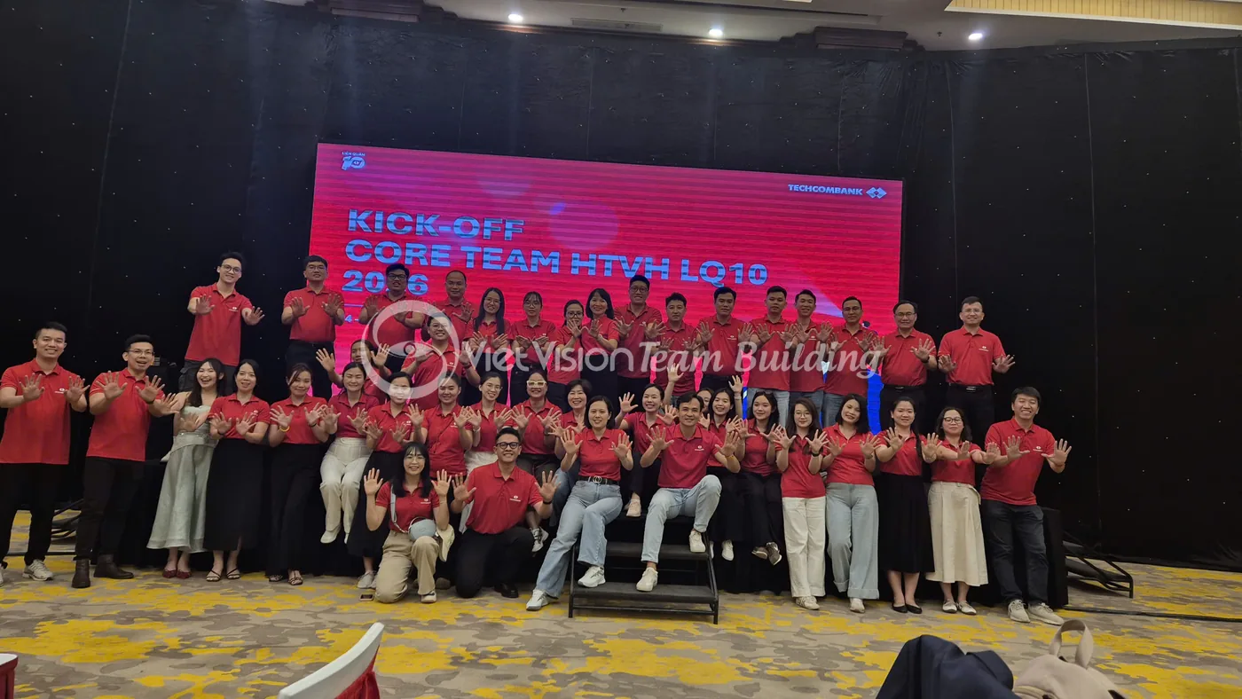 Tập thể khối nhân sự chụp ảnh cùng backdrop trong chương trình team building văn hóa doanh nghiệp
