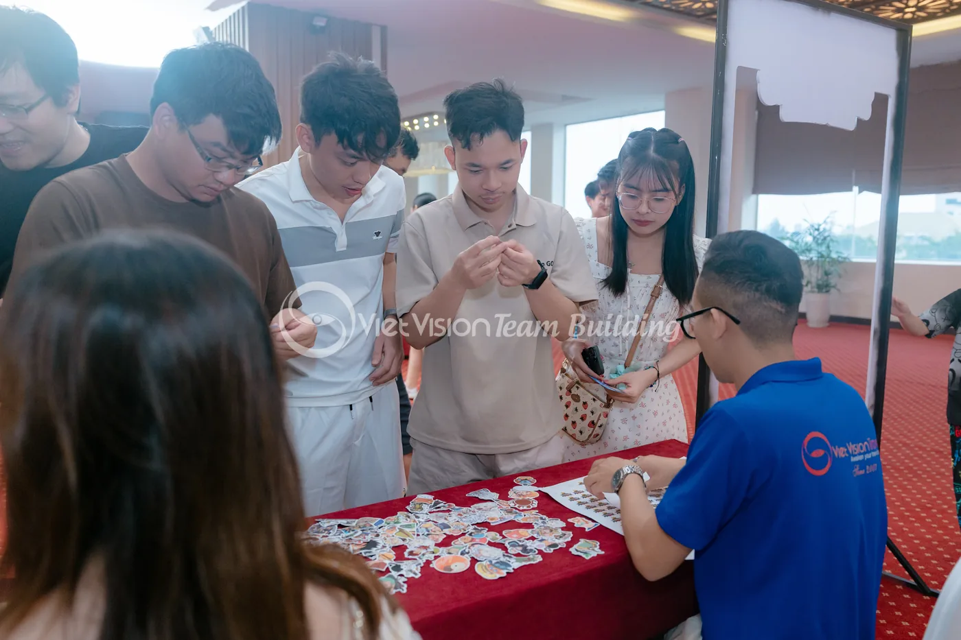 Nhóm nhân viên cùng tham gia hoạt động bàn nhóm trong chương trình team building văn hóa doanh nghiệp