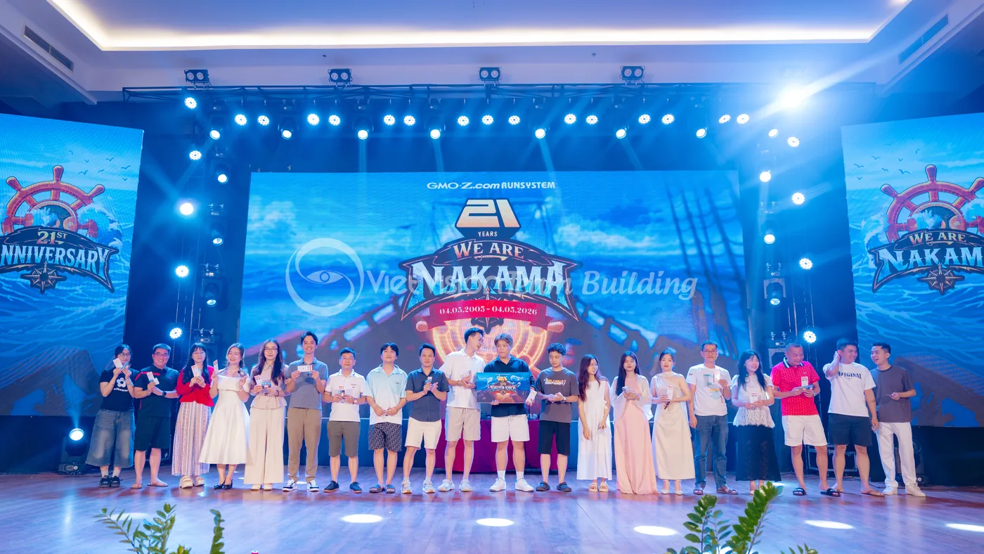 Đội ngũ đứng trên sân khấu tổng kết chương trình theo tên chủ đề team building