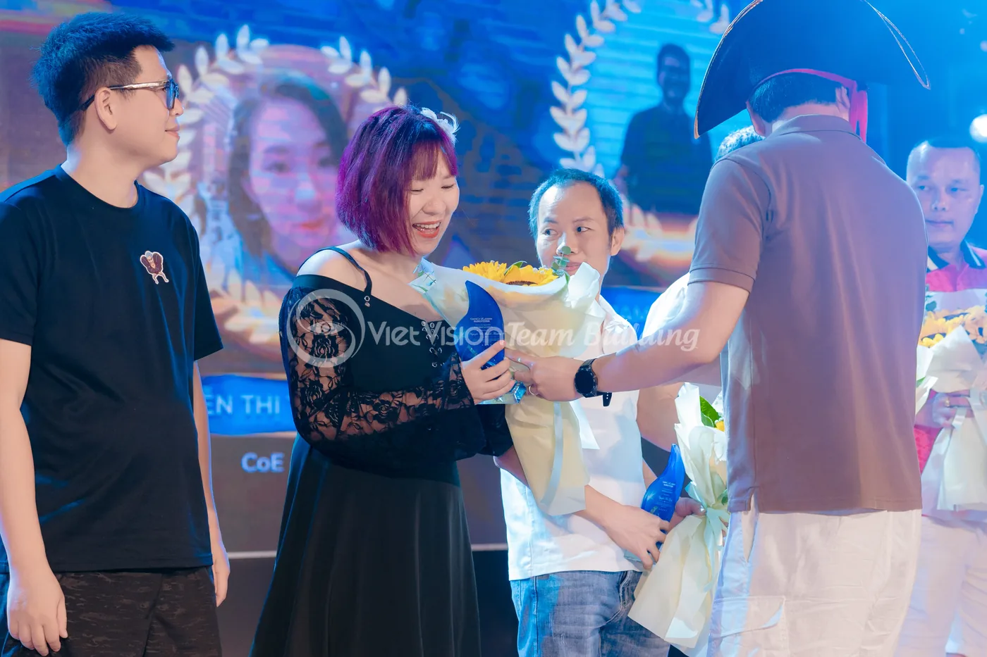 Khoảnh khắc trao giải trong chương trình có tên chủ đề team building