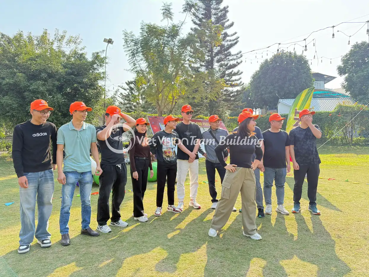 Thành Viên Chia Vai Trong Trò Chơi Các thành viên đứng theo đội hình chờ nhận vai trò