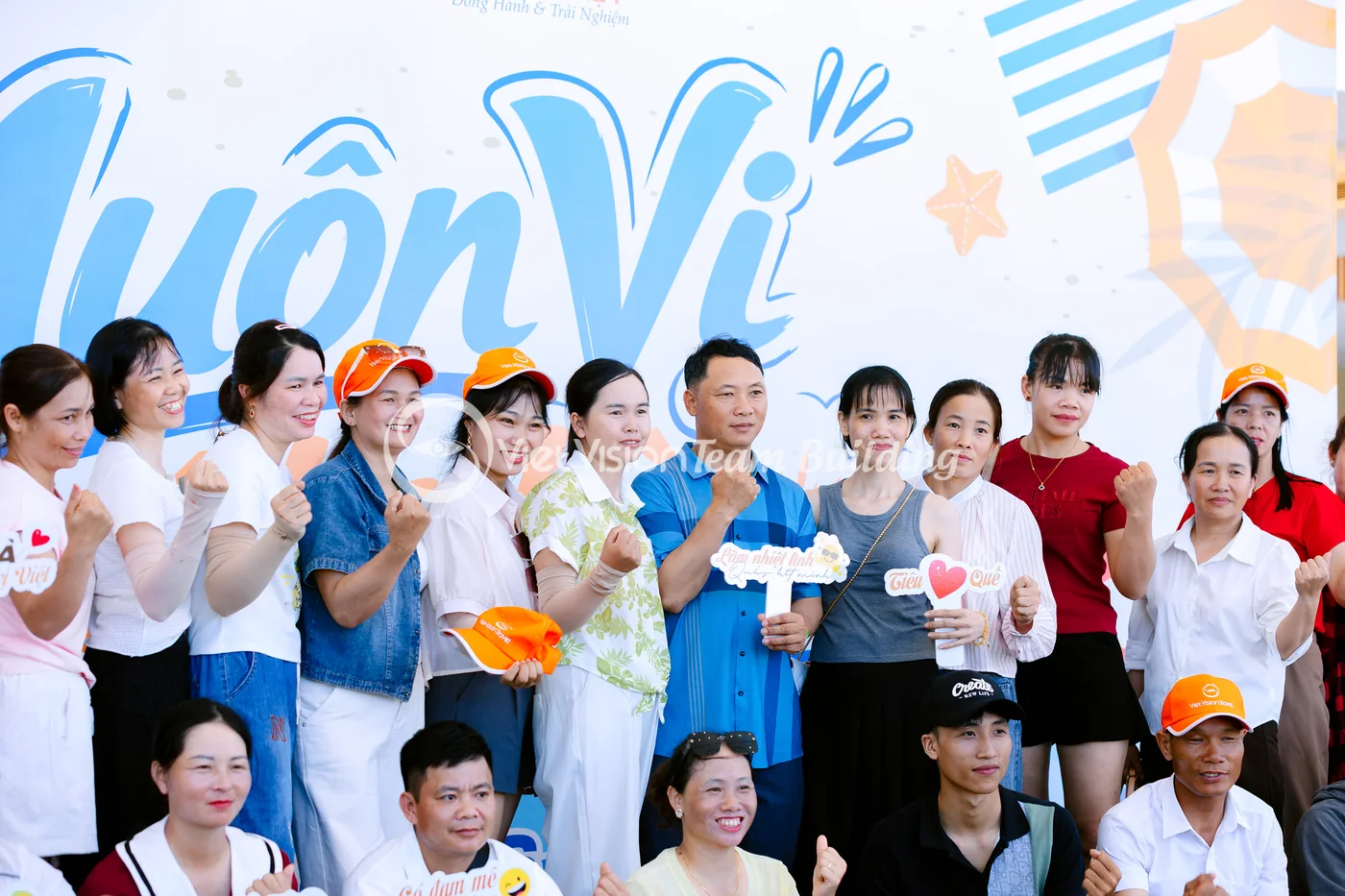 Tập thể có mặt đầy đủ trong đêm gala