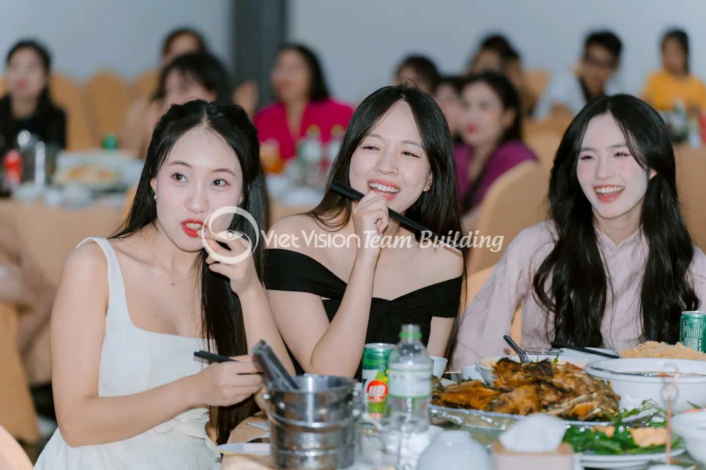 Thành viên dùng bữa tại gala dinner
