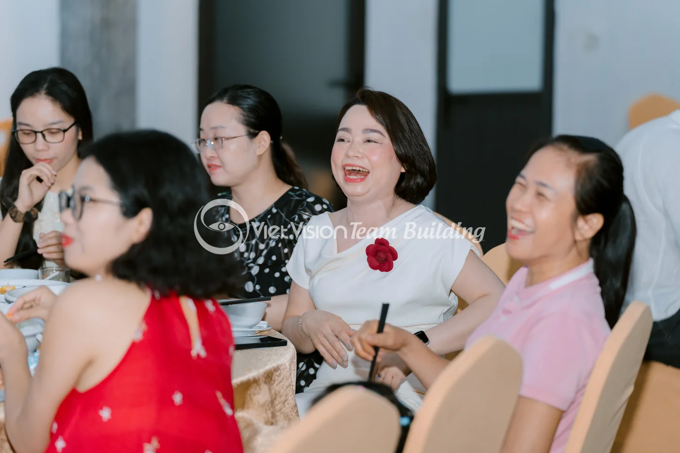 Khách theo dõi chương trình trong bữa tiệc