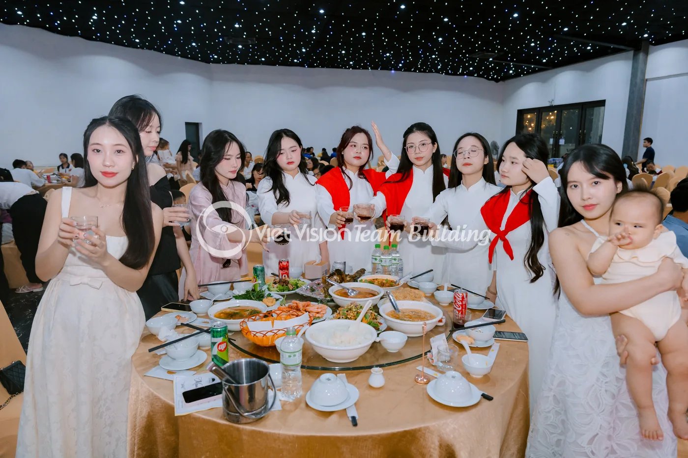 Nhóm khách tại bàn tiệc company trip