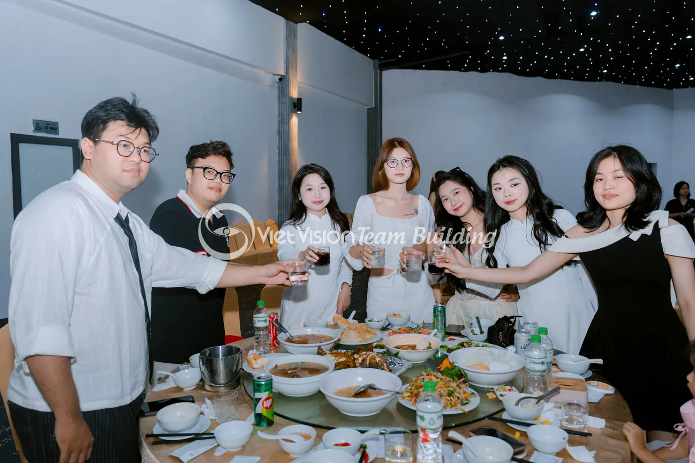 Các thành viên nâng ly trong gala dinner