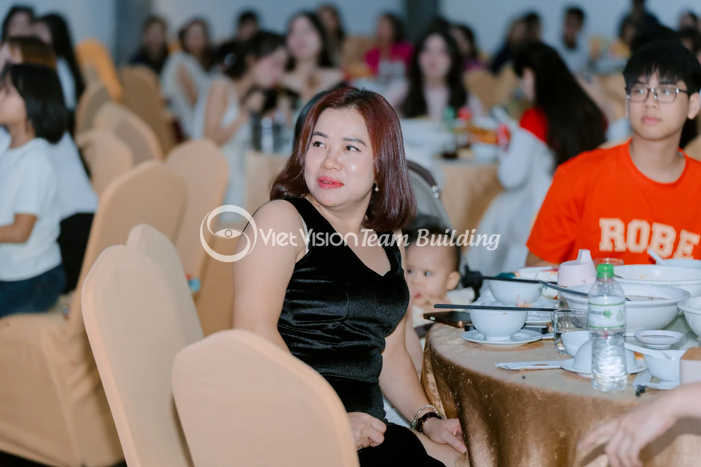 Khách dùng tiệc trong company trip
