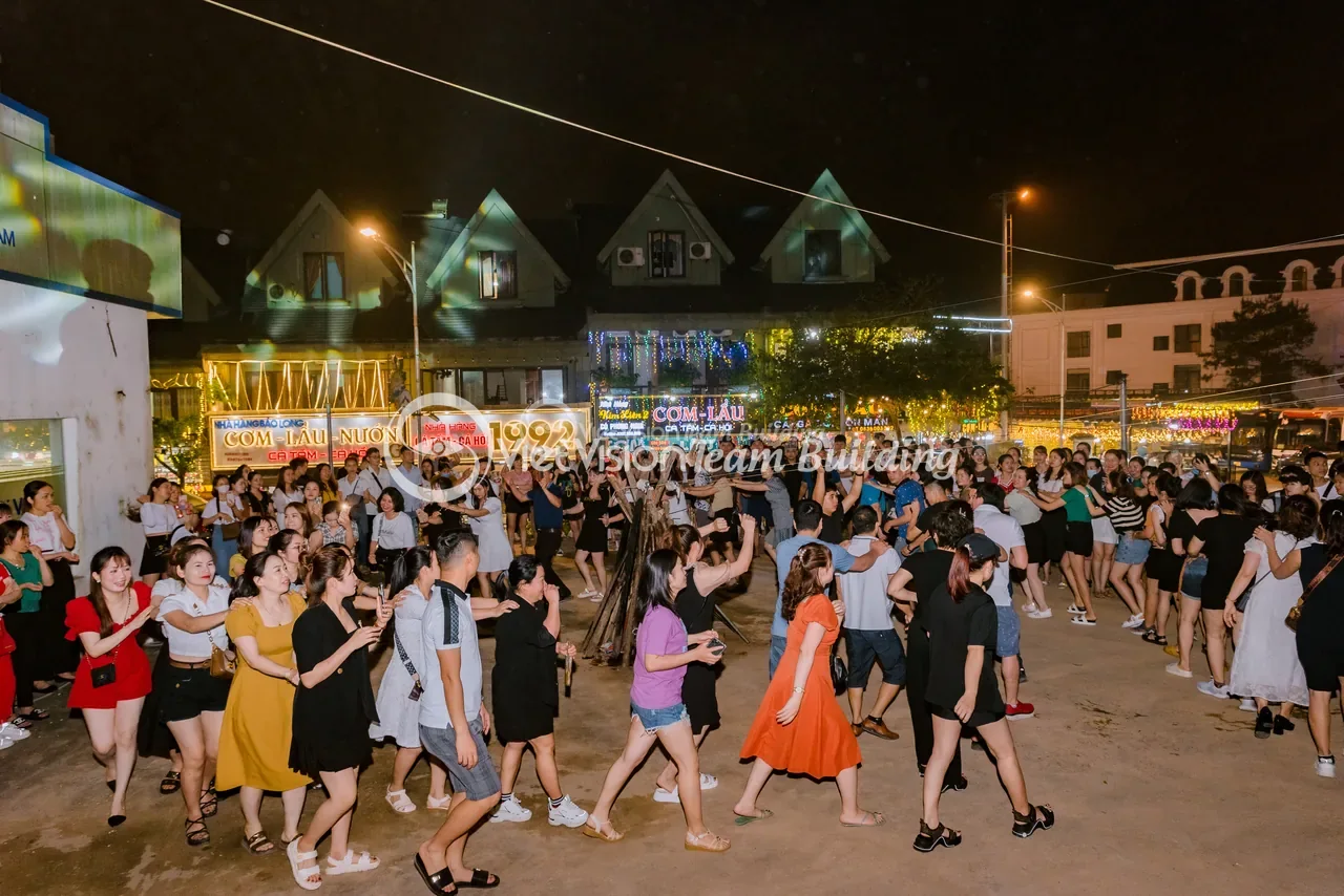 Khách tham gia giao lưu trong chương trình đêm