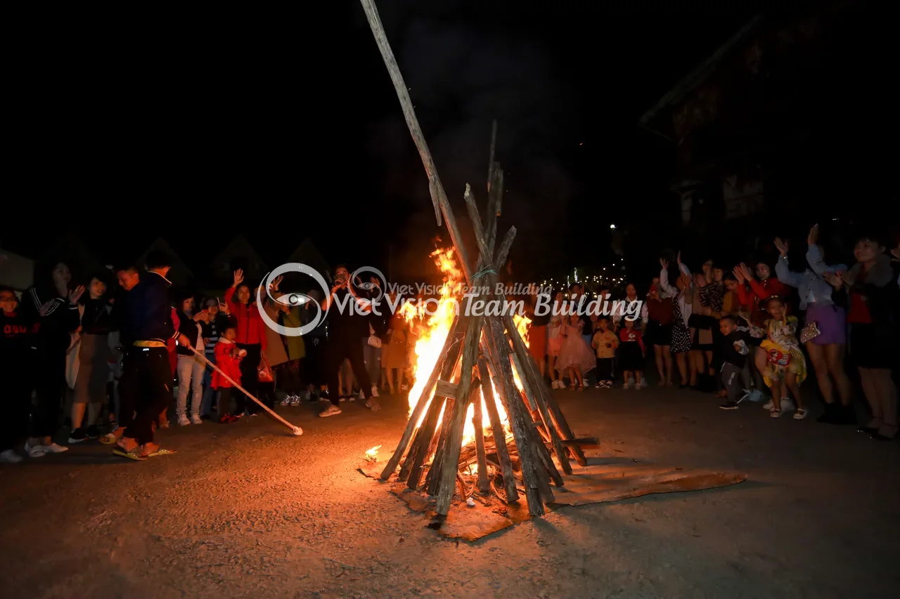 Đám đông hòa nhịp tại hoạt động sau gala