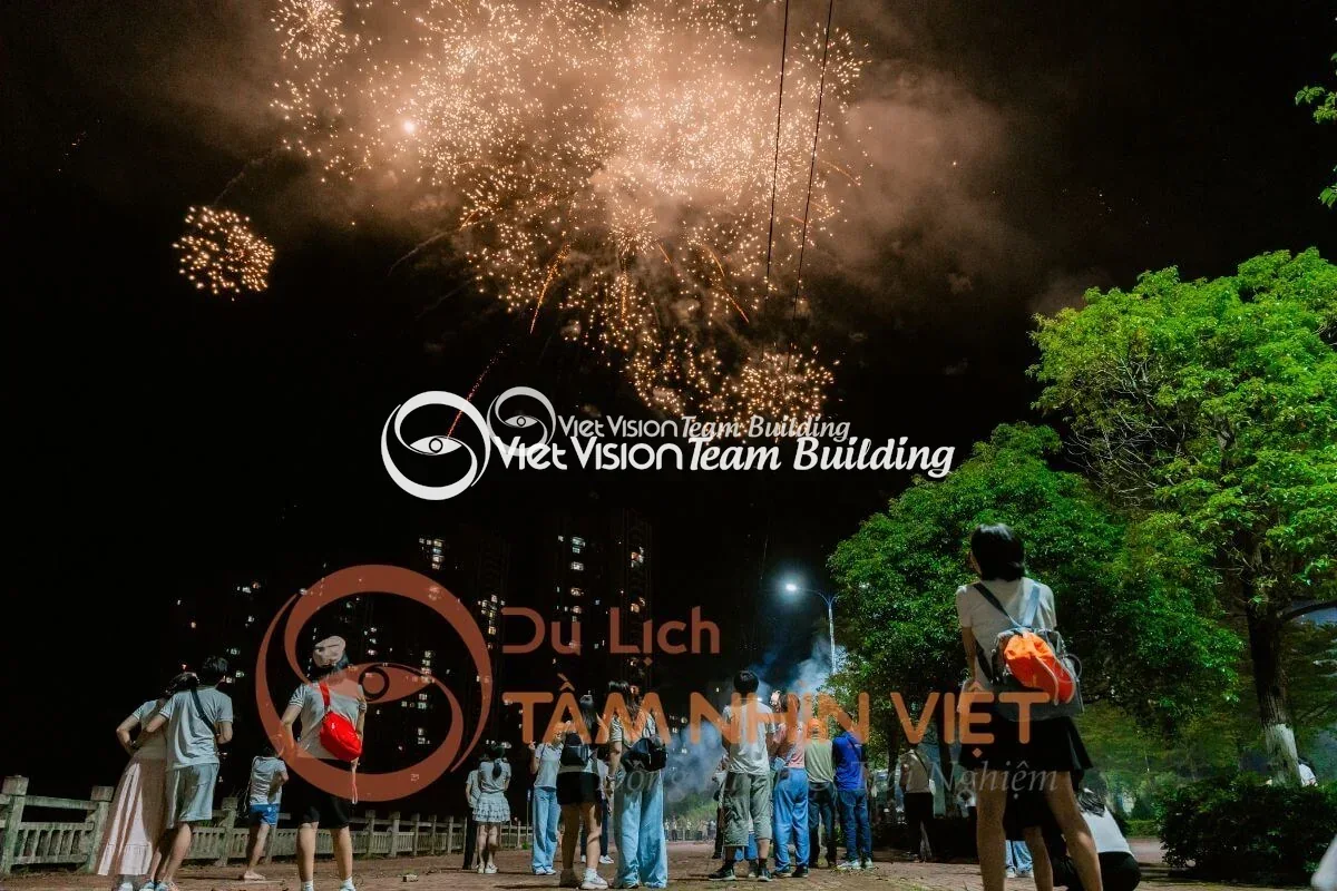 Không gian sự kiện buổi tối với hiệu ứng ánh sáng