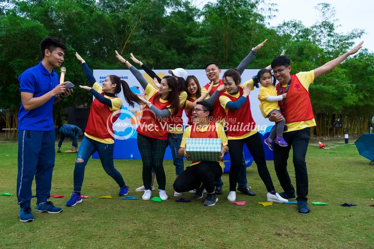 Đội hình team building công ty tại Đại Lải trong chương trình gắn kết nhân sự Đội hình team building công ty tại Đại Lải trong chương trình gắn kết nhân sự