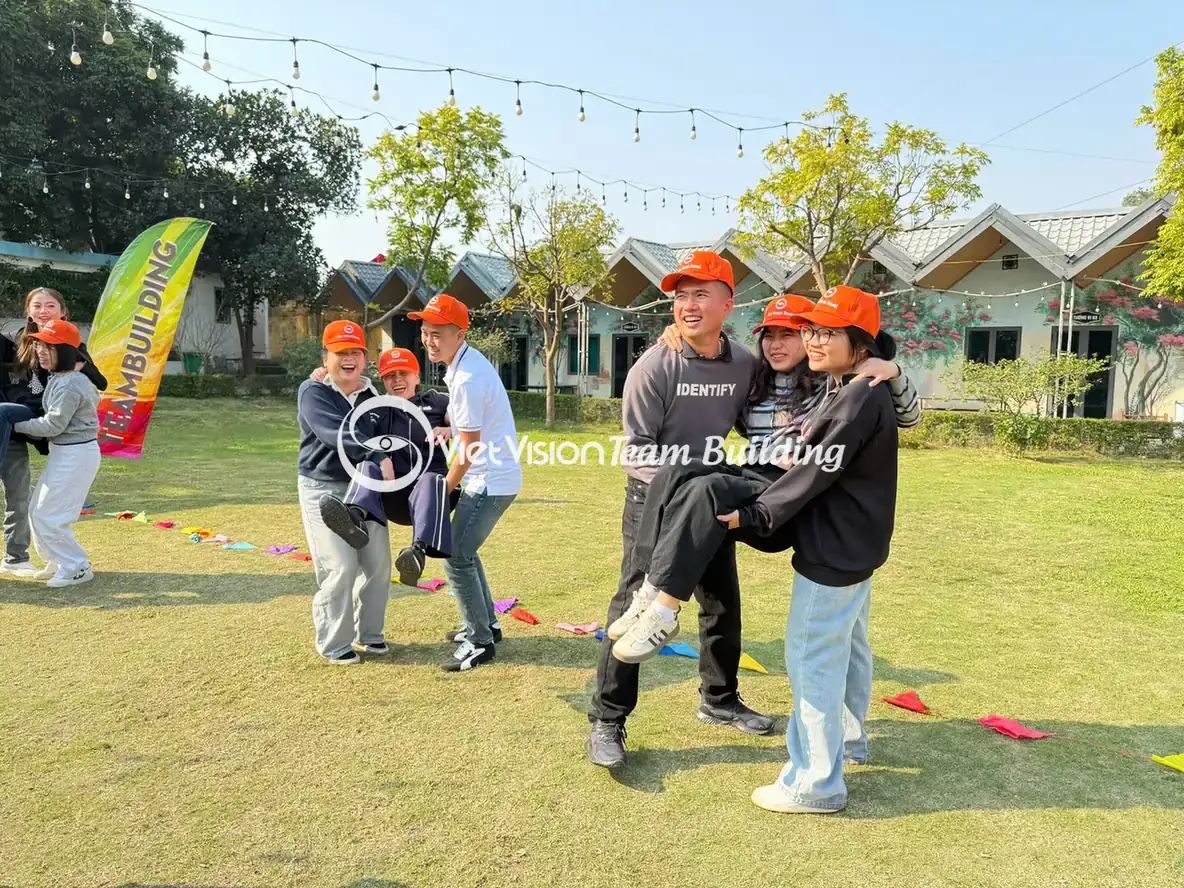 Người chơi chạy trong một thử thách team building ngoài trời Người chơi chạy trong một thử thách team building ngoài trời