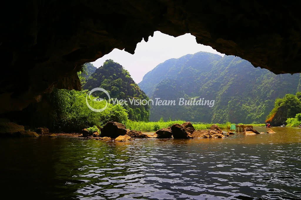 Góc nhìn từ cửa hang ra dòng nước và núi đá Tam Cốc