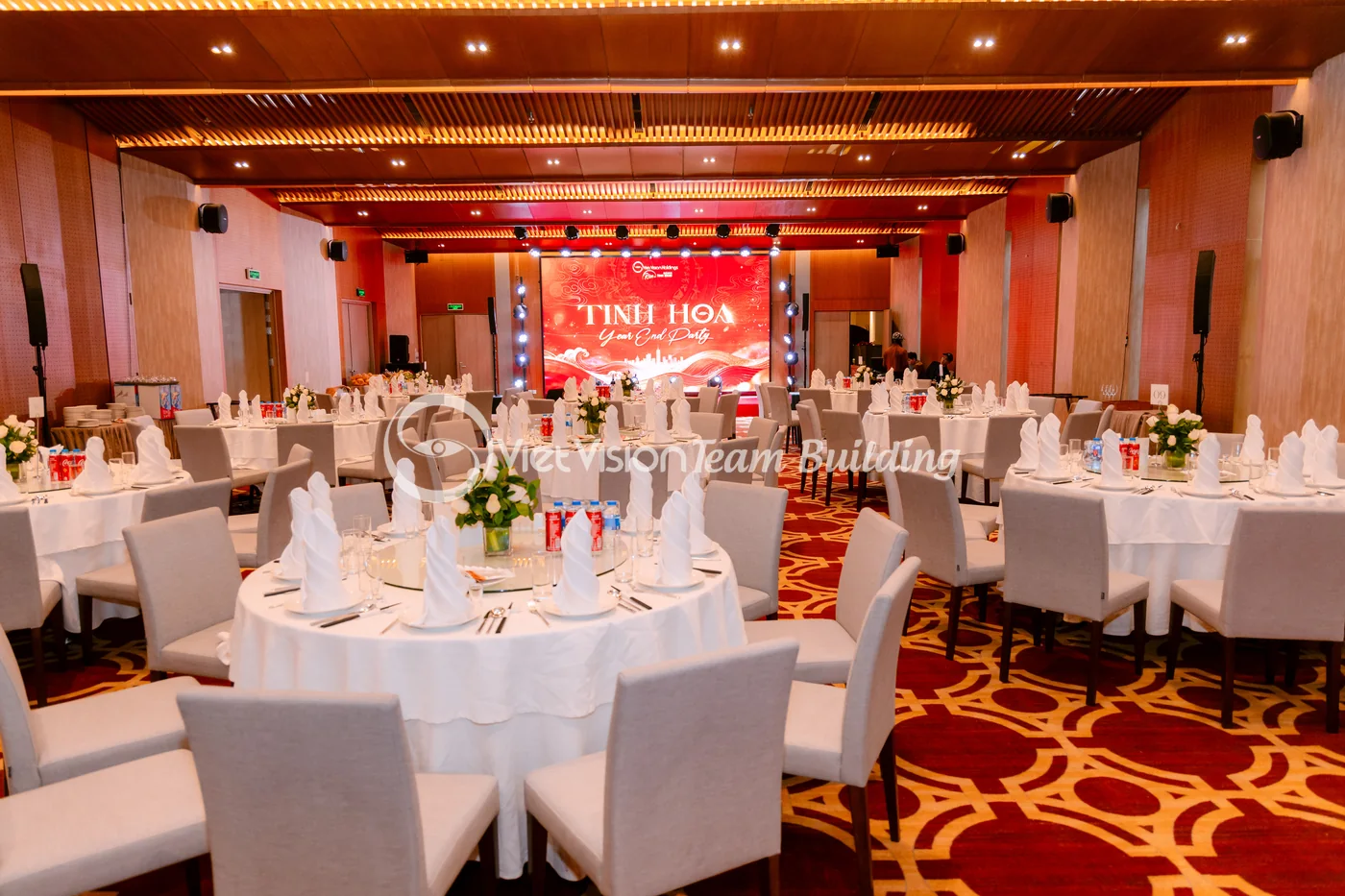 Bàn tiệc và lối đi trong sự kiện