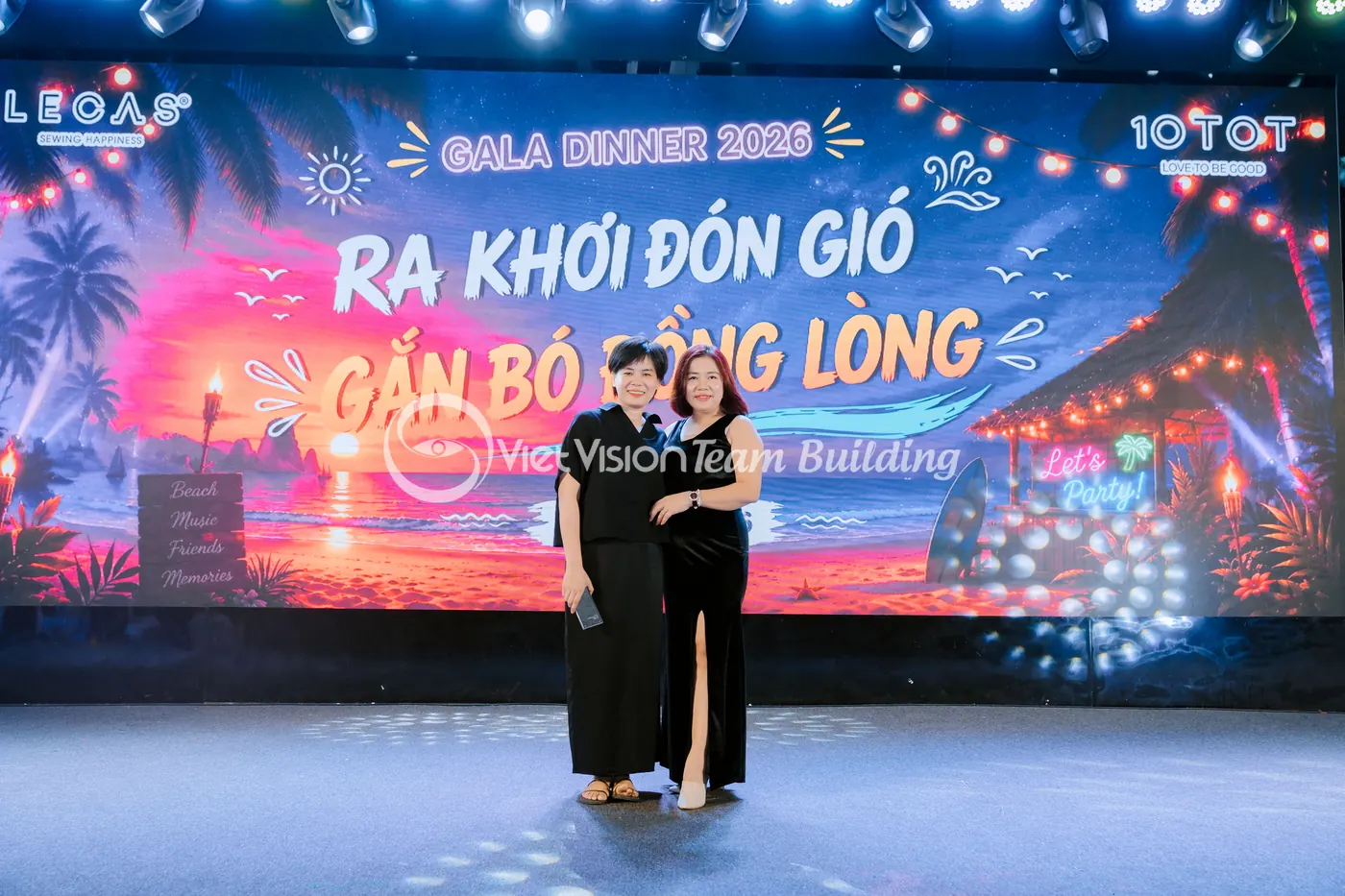 Khán giả tập trung theo dõi sân khấu