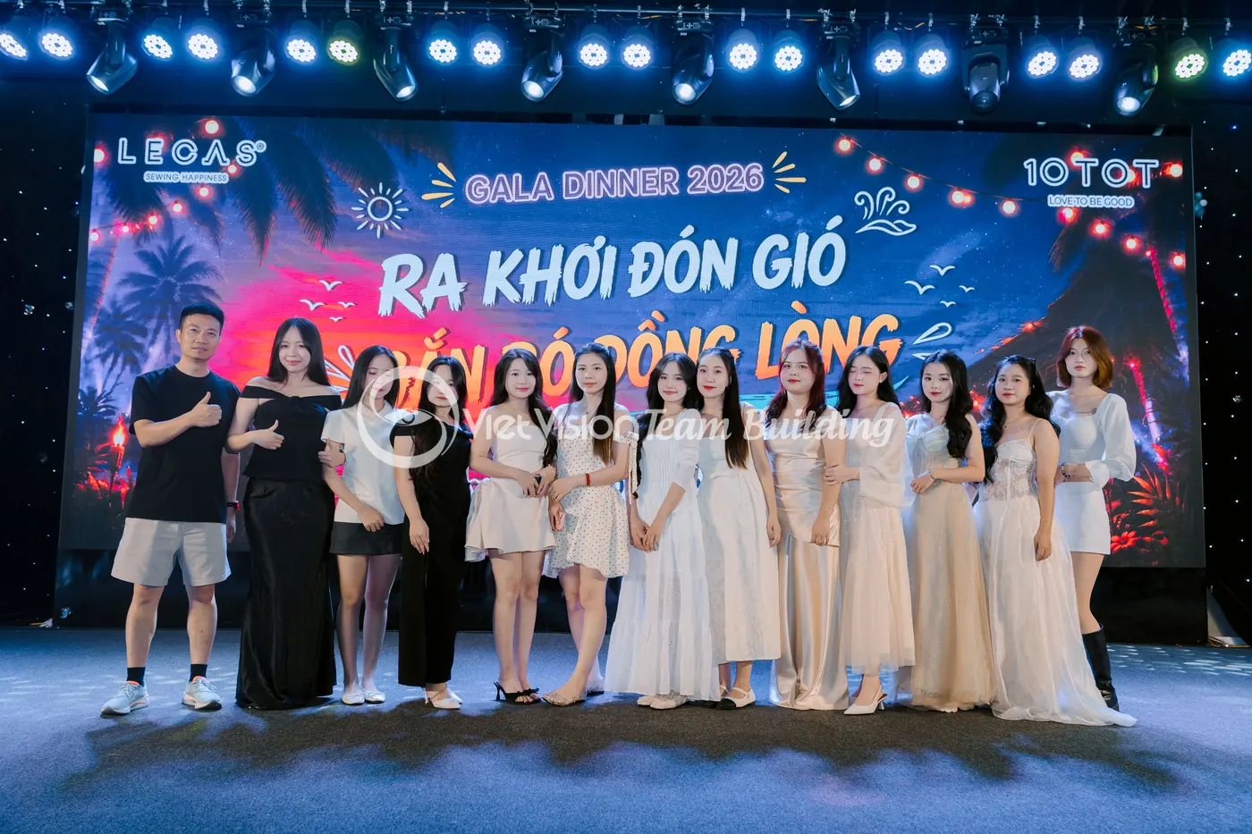 Tập thể xuất hiện trong tiết mục chính