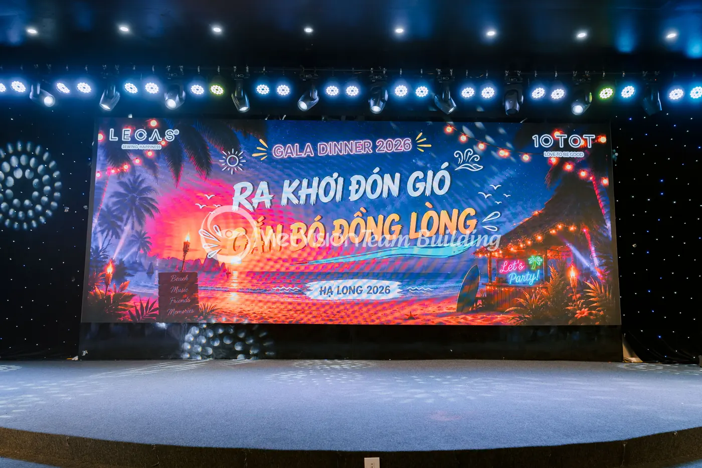 Sân khấu được kiểm tra trước giờ diễn