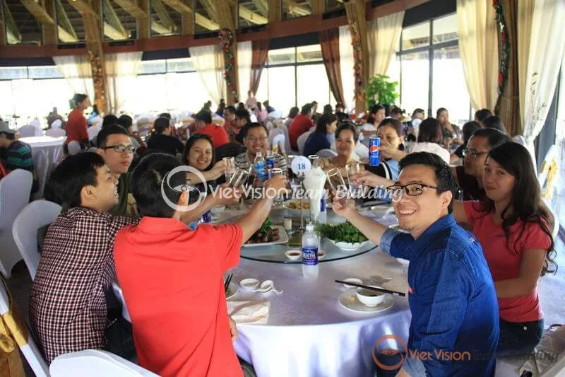 Khách dùng tiệc trong chương trình doanh nghiệp Khách dùng tiệc trong chương trình doanh nghiệp