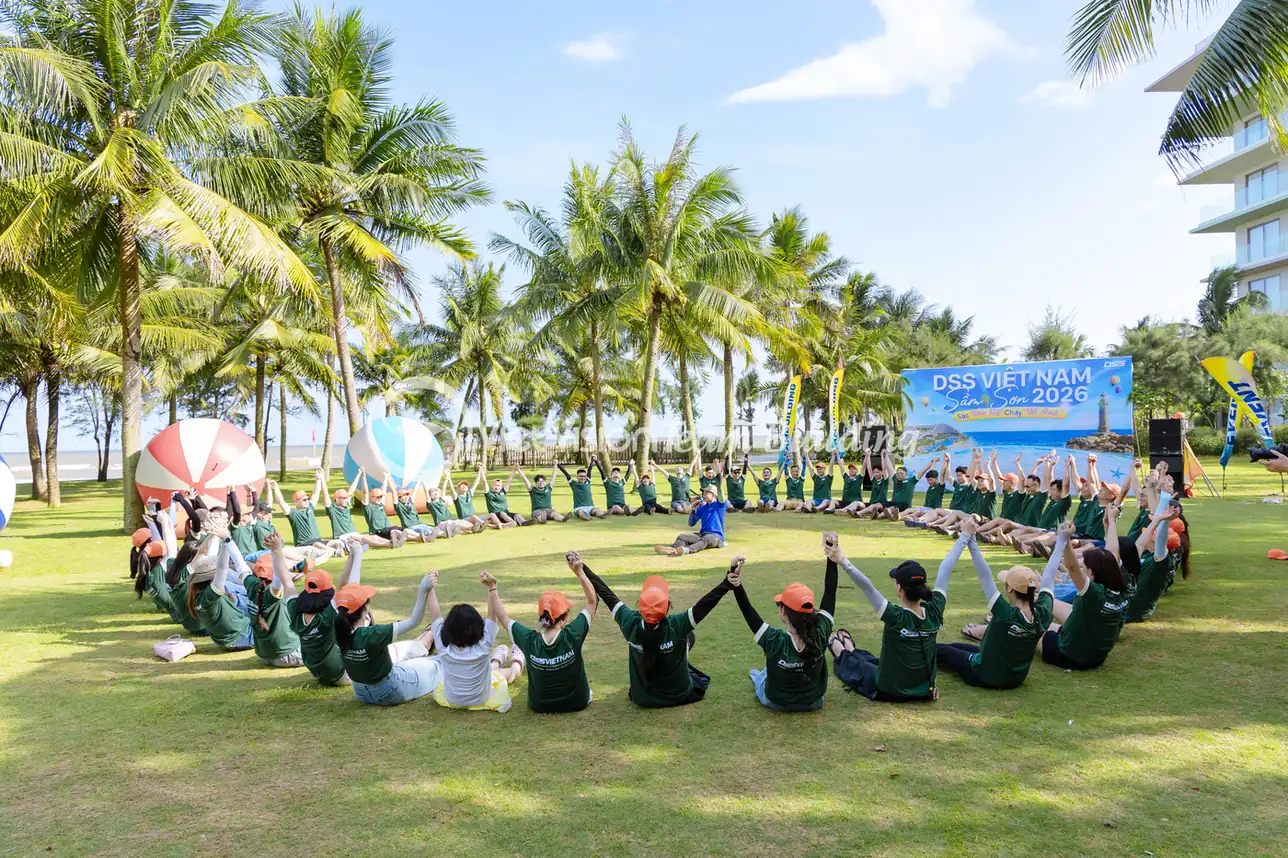 Đoàn doanh nghiệp ngồi vòng tròn nghe phổ biến luật trước khi tổ chức team building Amazing Race