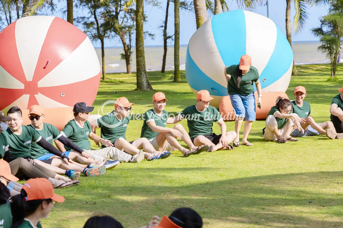 Các đội tập trung theo line trong chương trình team building Amazing Race trên bãi biển