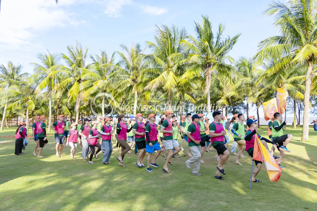 Các thành viên di chuyển theo đội trong hoạt động team building Amazing Race