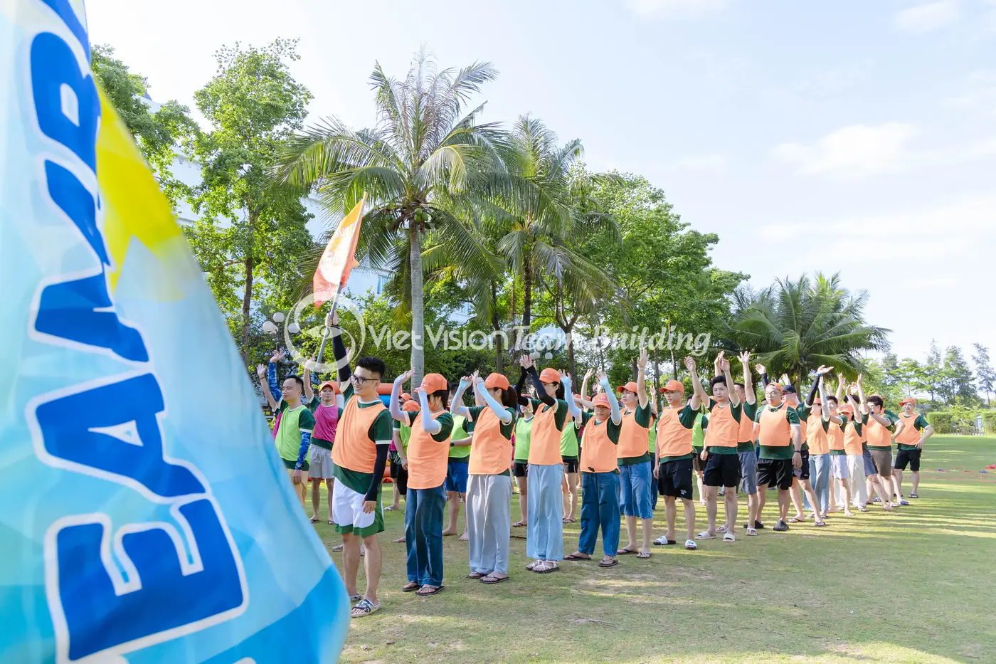 Đội chơi nhận hiệu lệnh trong hoạt động team building Amazing Race ngoài trời