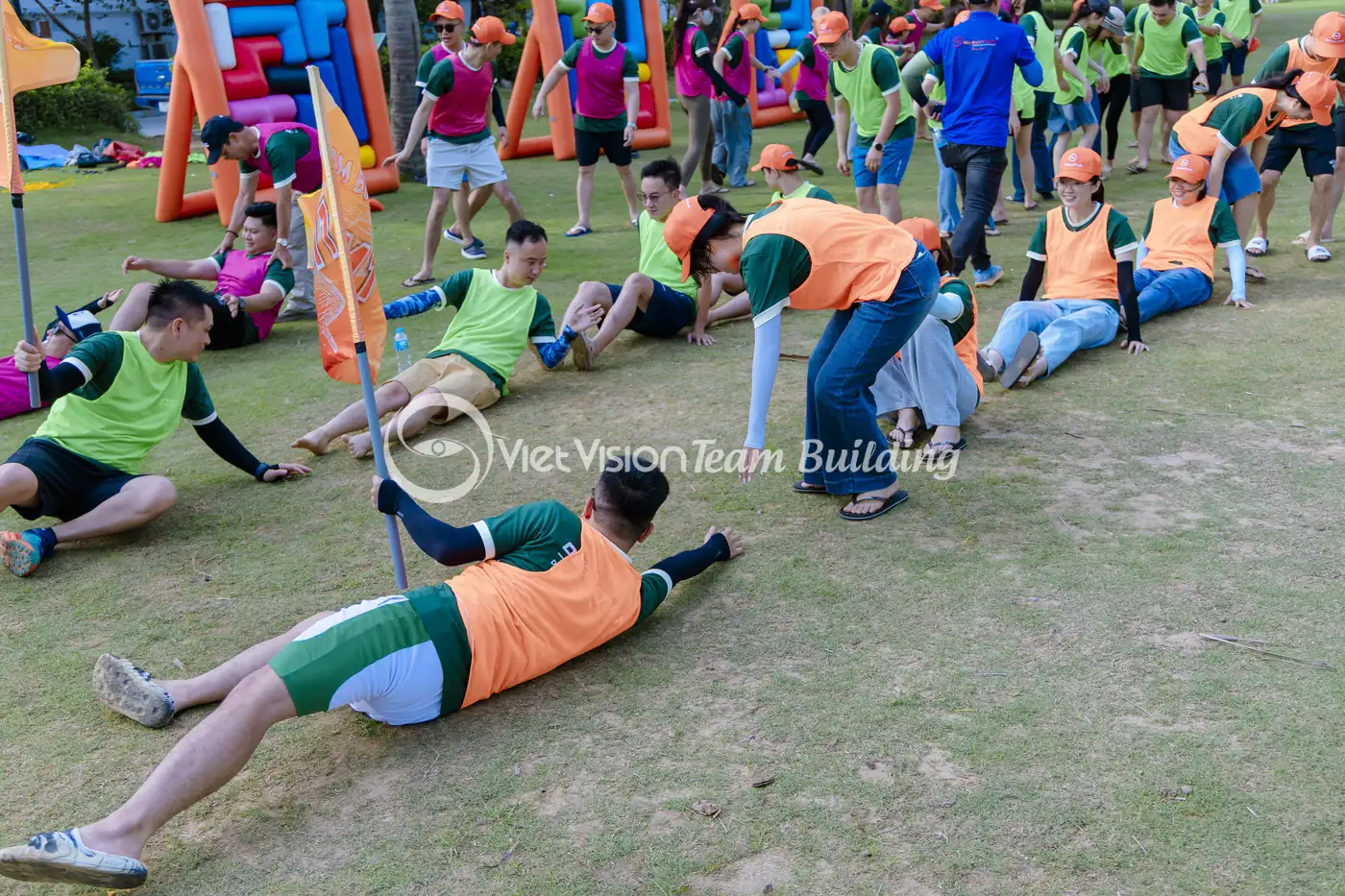 Người chơi phối hợp trong thử thách vận động của chương trình team building Amazing Race