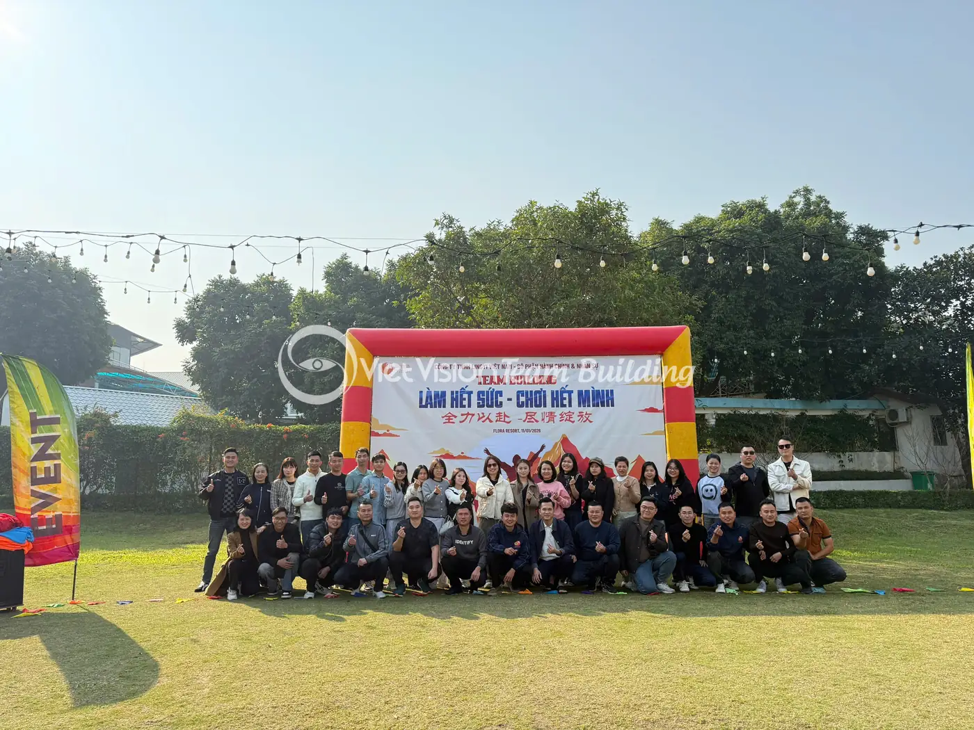 Đoàn công ty chụp ảnh tại sân team building rộng ngoài trời